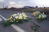 Snímek z 26. července 2000, dne po tragické nehodě. Na místě zříceného letadla leží květiny, které sem lidé přinesli.