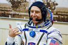 U ISS zakotvila loď Sojuz s Krtečkem a terezínským časopisem na palubě