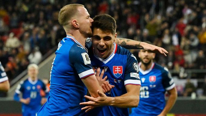 Slovenský fotbalista Adam Obert (vpravo) slaví s Ondrejem Dudou gól, kterým otevřel skóre utkání kvalifikace o postup na MS s Lucemburskem