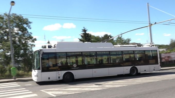 První trolejbus, který začal loni jezdit na zkušební lince z Palmovky do Letňan.