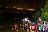 Prvním vrcholem na trase byl Javorový, 1032 metrů vysoká hora nad Třincem. Také sem zavítalo tradičně mnoho fanoušků, kteří vítali závodníky nahoře bouřlivým špalírem.