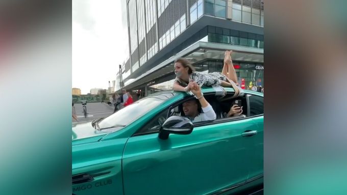Ruský influencer přivázal svoji přítelkyni na střechu auta a projel se s ní
