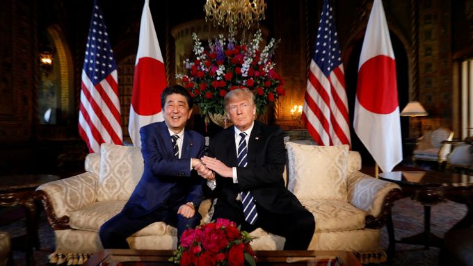 Americký prezident Donald Trump s japonským premiérem Šinzó Abem.