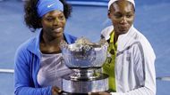 Serena (vlevo) a Venus Williamsovy opanovaly v Austrálii také debla.