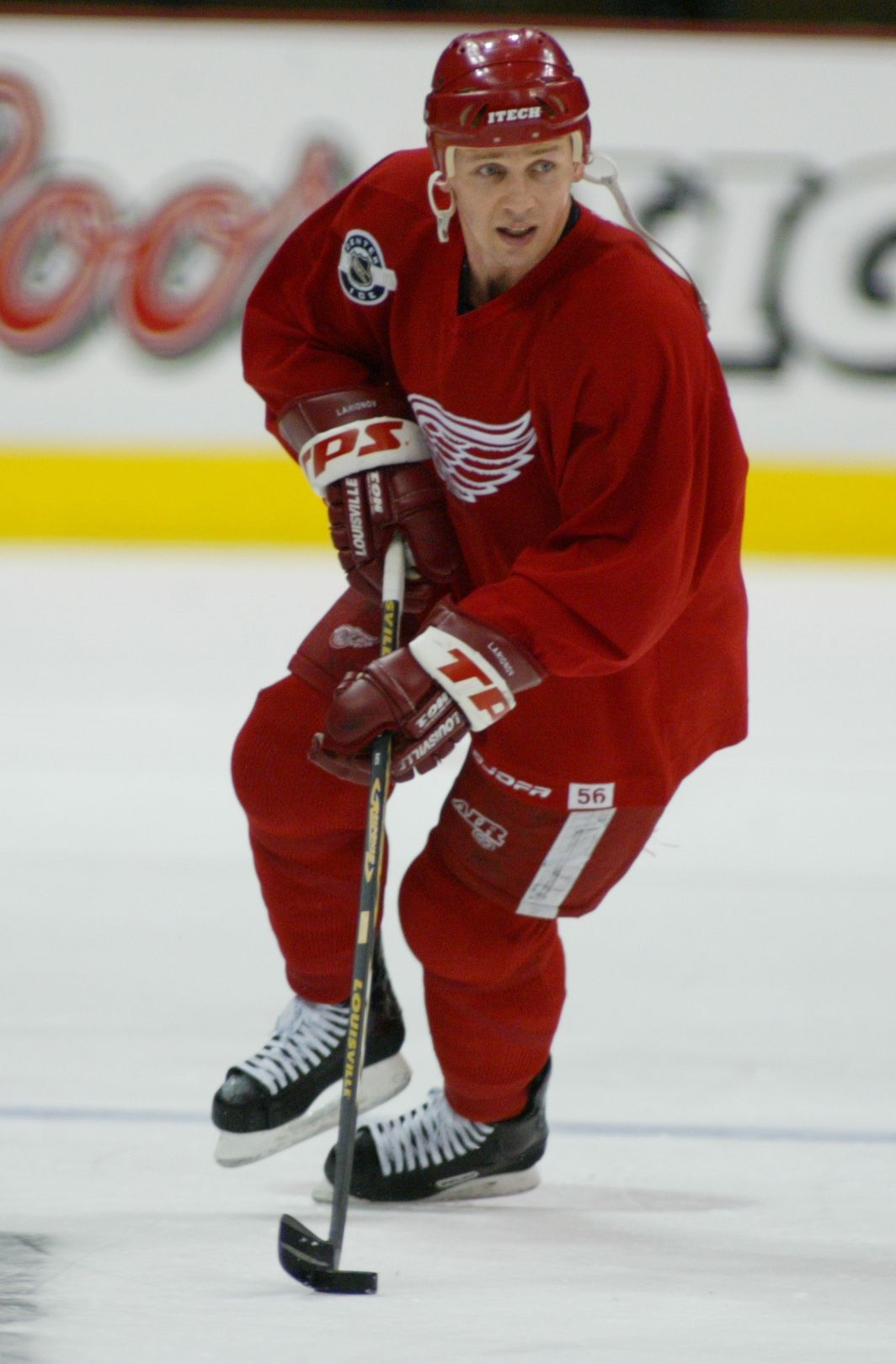 Bývalý ruský hokejový útočník Igor Larionov v dresu Detroitu (2002)