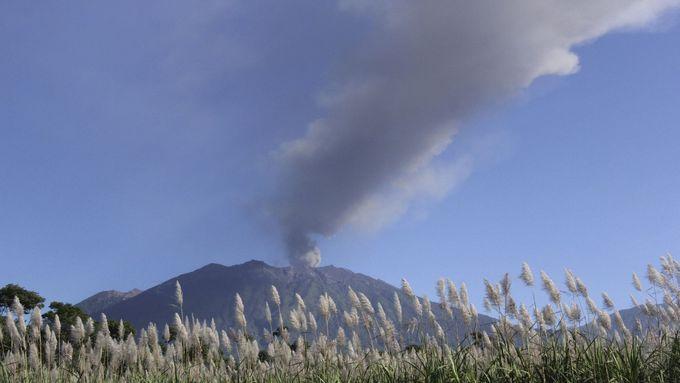Sopka Mount Raung na východní Jávě chrlí dým a popel již více než týden.