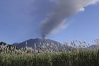 Sopka na Bali znovu uzavřela letiště. Turisté musejí počkat
