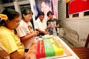 Svět slaví 65. narozeniny barmské opoziční vůdkyně Su Ťij