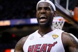 LEBRON JAMES. Basketbalisté Miami Heats nenašli v NBA přemožitele a 28letá hvězda obhájce trofeje se podruhé v kariéře stala nejužitečnějším hráčem finále zámořské ligy.