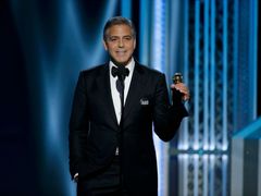 Herec a režisér George Clooney si přišel pro cenu za celoživotní dílo nazvanou po legendárním režisérovi Cecilu B. DeMillovi.