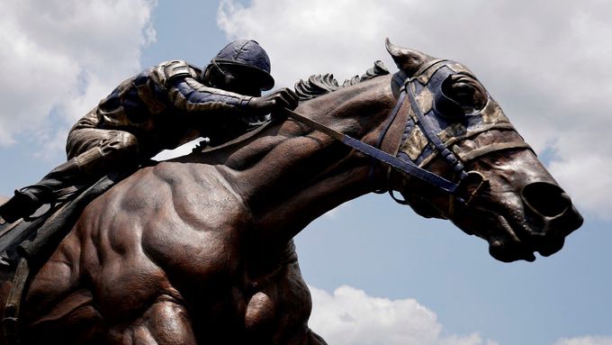 Socha trojnásobného vítěze Trojkoruny Secretariata s žokejem Ronem Turcottem v Belmont Parku.