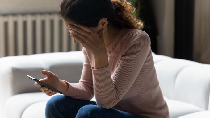 V uplynulých letech Češka rozposílala částky v řádech tisíců eur na různé zahraniční bankovní účty ve víře, že se sejde se svým milým „americkým vojákem“.