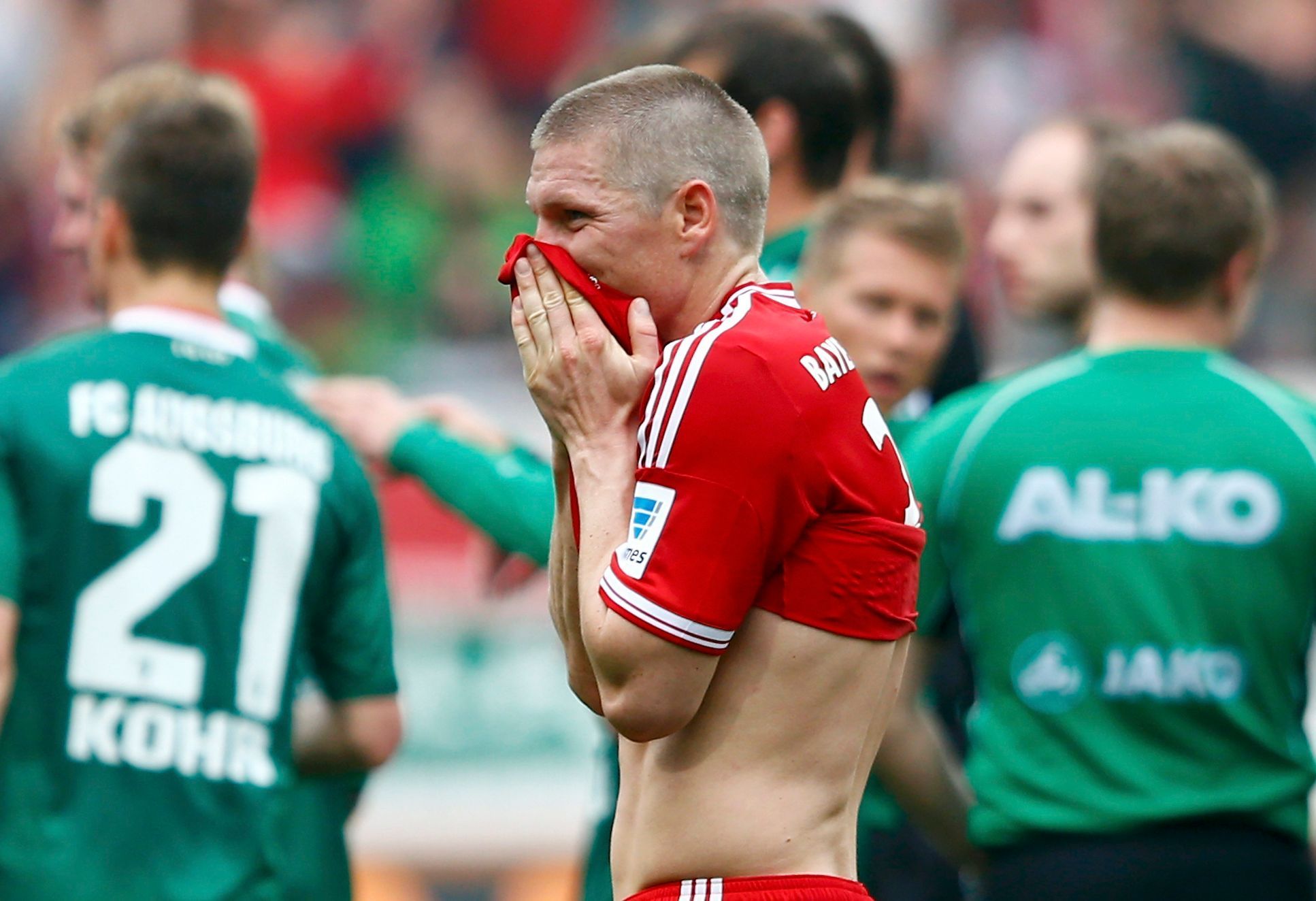 Bastian Schweinsteiger smutní po porážce Bayernu