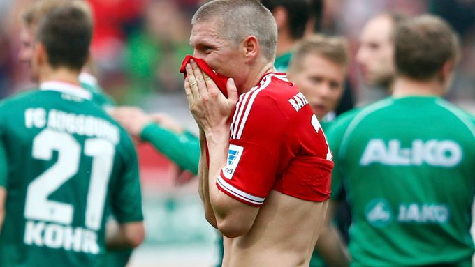 Bastian Schweinsteiger smutní po porážce Bayernu