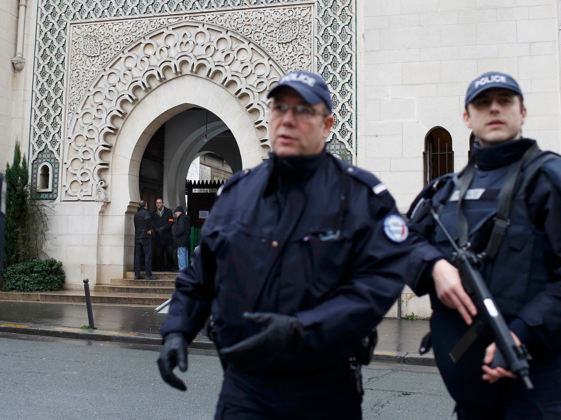 Francouzští policisté hlídkují před pařížskou mešitou