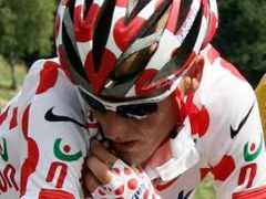 Nejlepší vrchař letošní Tour de France Dán Mickael Rasmussen z týmu Rabobank v 17. etapě ze Saint-Jean-De-Maurienne do Morzine.