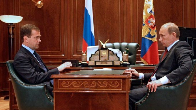 Ruský prezident Dmitrij Medveděv (vpravo) a premiér Vladimír Putin diskutují o situaci v Gruzii v prezidentské rezidenci Gorki u Moskvy.