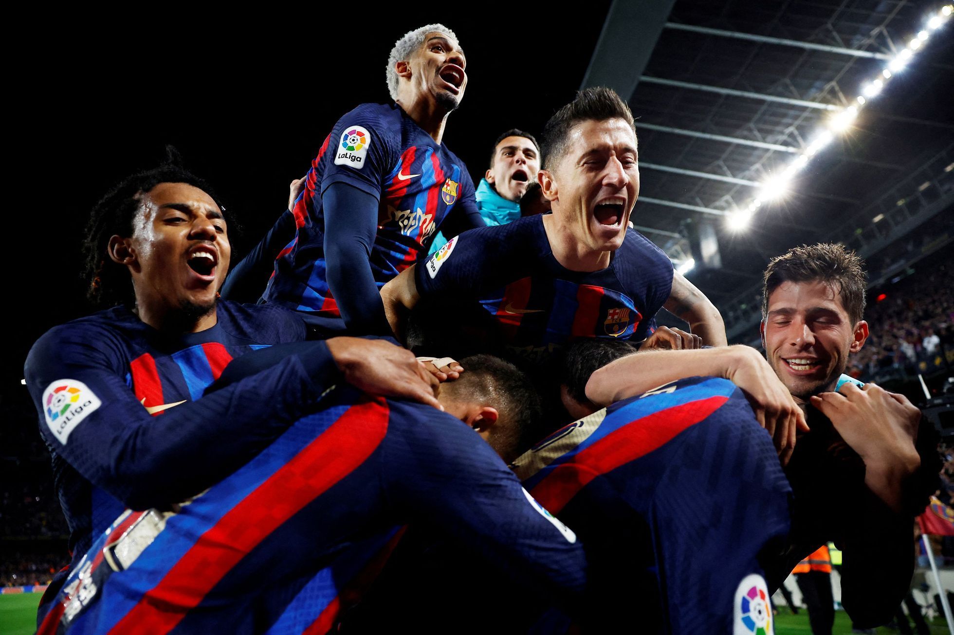 Radost fotbalistů Barcelony v ligovém utkání proti Realu Madridu