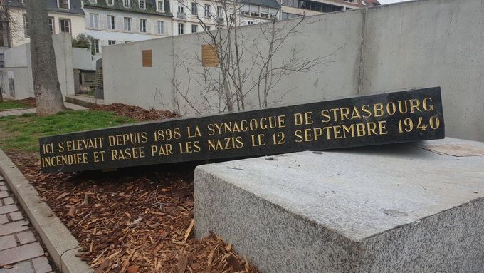 Poškozený pomník na místě někdejší synagogy ve Štrasburku
