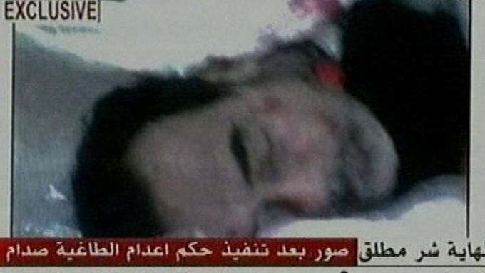 Tělo Saddáma Husajna po popravě