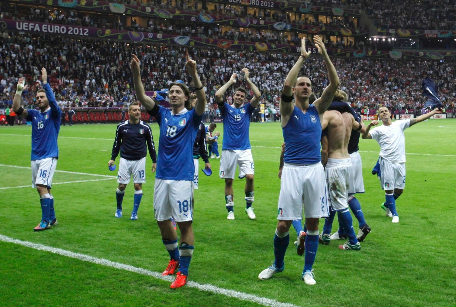 Italští fotbalisté slaví vítězství v semifinálovém utkání Eura 2012 s Německem.