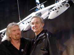 Konstruktér Burt Rutan a šéf Virgin Richard Branson při prezntaci nového raketoplánu Virgin Galactic. USA