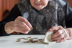 Důchodci v nouzi: 190 tisíc seniorů v Česku musí vyjít s penzí pod 10 tisíc korun