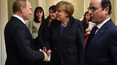 Merkelová se zdraví s Putinem v Minsku. Komunikují spolu německy i rusky.
