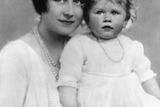Alžběta II. - anglicky Elizabeth II. - se narodila 21. dubna 1926 jako nejstarší dcera prince Alberta (později krále Jiřího VI.) a jeho ženy Alžběty. Na snímku se svou matkou jako dítě v roce 1927.