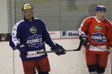 Před sezonou přivedl bývalý reprezentační trenér mimo jiné obránce Tomáše Kaberleho a Richarda Stehlíka. Kometa potřebovala posílit obranné řady, protože do KHL odešel reprezentant Michal Kempný.