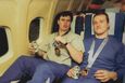 Fotografie zachycující atmosféru oslav z leteckého speciálu, který 22. února 1998 přepravoval zlaté české hokejisty z Nagana do Prahy.
