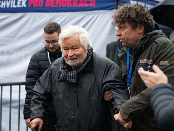 „Jak to, že jsme na tom s demokracií o dost hůře než před sedmi lety na Letné?" ptal se někdejší premiér z dob federace Petr Pithart na Staroměstském náměstí.