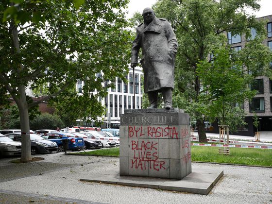 Na Churchillův piedestal u VŠE někdo napsal, že byl rasista churchill