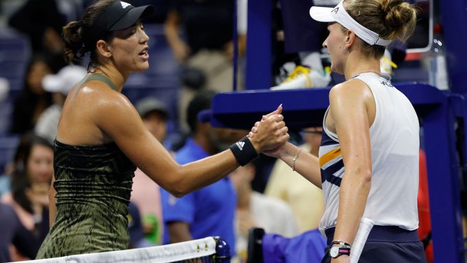 Barbora Krejčíková a Garbiňe Muguruzaová na US Open 2021.