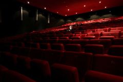 Polovině kin v Rusku hrozí zavření, parlament navrhuje promítat filmy pirátsky