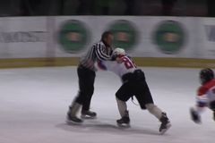 Video: Šílená bitka hokejových teenagerů, v Mostě dostal naloženo i rozhodčí