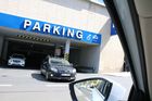 Předpisy regulující v tuzemsku parkování se budou muset změnit, tvrdí šéf České parkovací asociace