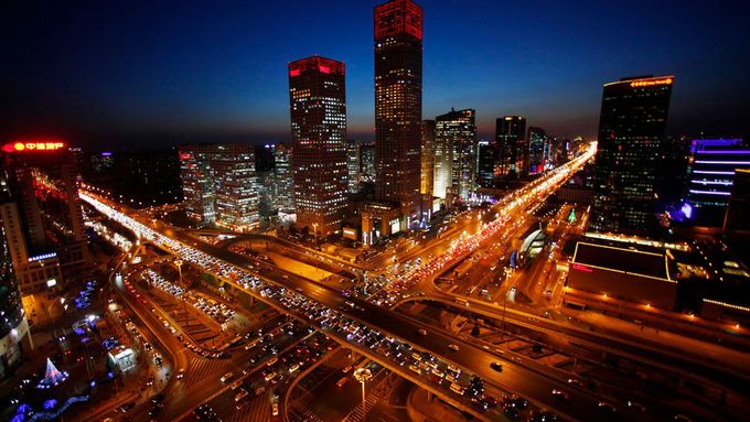 Výhled na noční panorama města ze Zhoungfu Building v Pekingu
