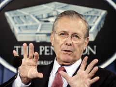 Donald Rumsfeld, Cheney pod ním pracoval na ministerstvu obrany za prezidenta Geralda Forda. Prý nejlepší šéf, jakého kdy měl. Lepší než Bush?