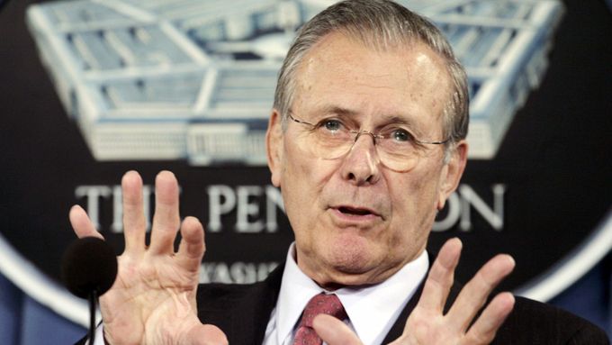 Americký ministr obrany Donald Rumsfeld čelí ostré kritice vysokých důstojníků kvůli vývoji v Iráku.