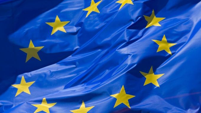 Do Evropské unie jsme moc chtěli. Když v ní jsme, nadáváme na ni. Vlajku EU na Hradě mnozí odmítají.