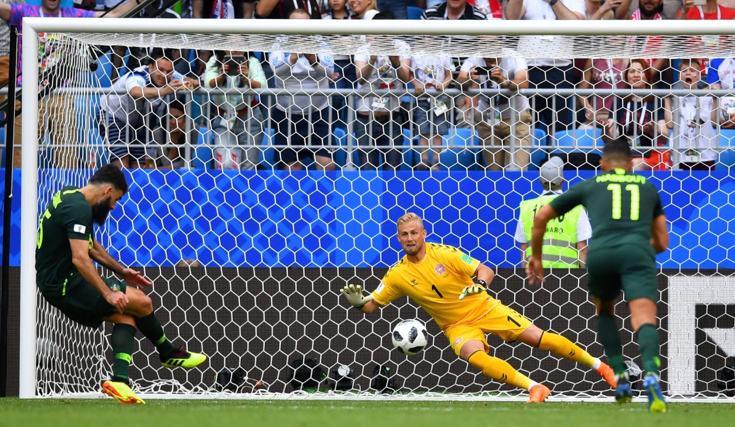 Mile Jedinak gól z penalty v zápase Dánsko - Austrálie na MS 2018