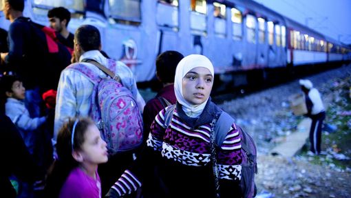 Běženci čekají v přechodném uprchlickém táboře v Makedonii, kam přišli z Řecka.