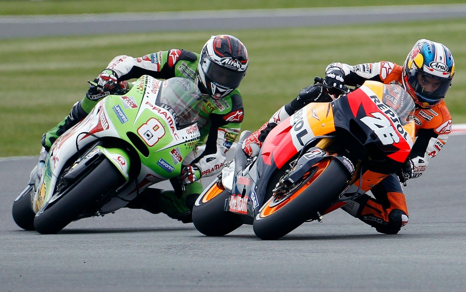 Španělský motocyklový jezdec Hondy, Dani Pedrosa a Španěl Hector Barbera z Ducati v kategorii MotoGP na Grand Prix Velké Británie 2012