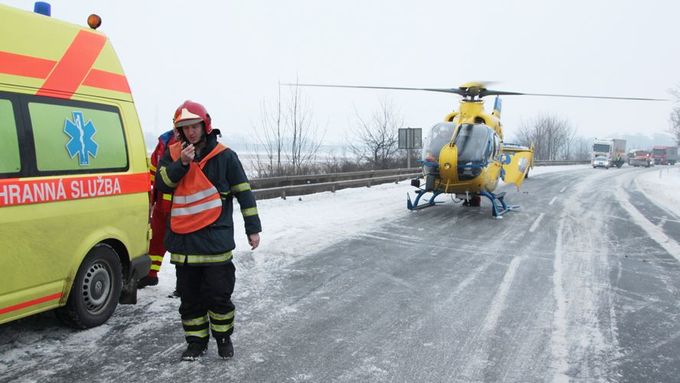 Záchranáři muže vrtulníkem převezli do brněnské fakultní nemocnice. (Ilustrační foto)