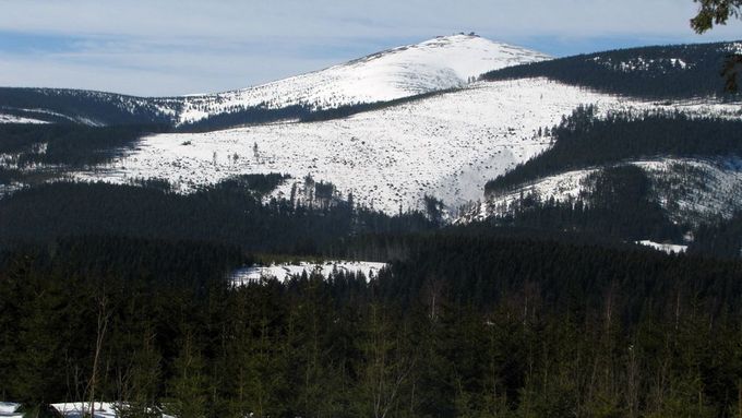 Pohled na Sněžku v Krkonoších.