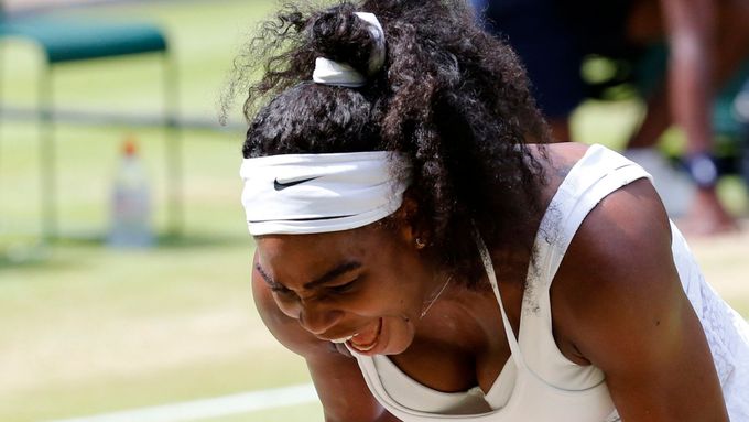 Podívejte se na obrázky ze spobotního tenisového finále žen ve Wimbledonu, které pošesté ovládla Serena Williamsová.