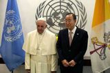 Papež František s generálním tajemníkem OSN Pan Ki-munem.
