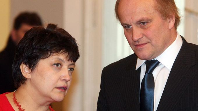 Former HRs minister Džamila Stehlíková and current minister Michael Kocáb