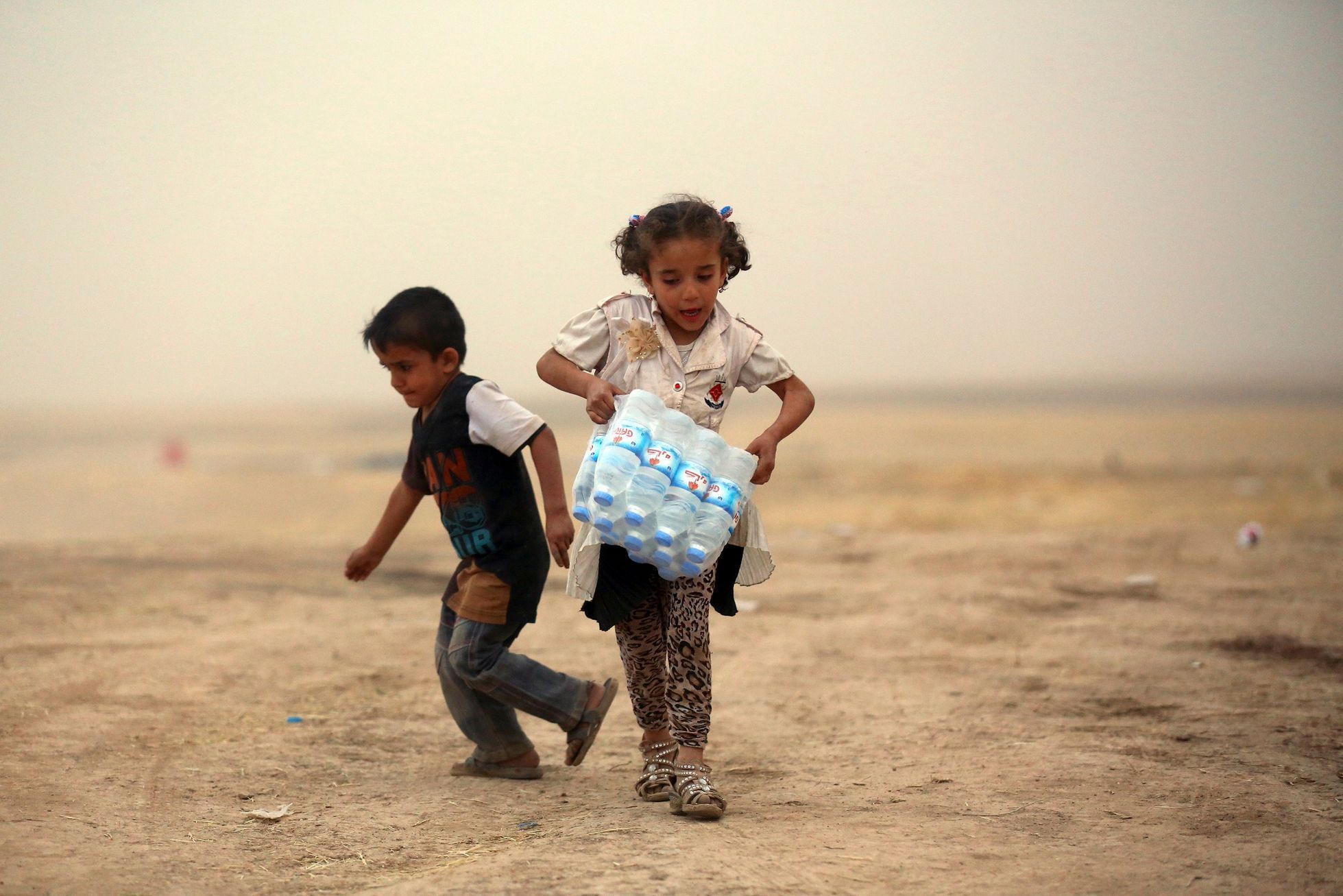 Děti, které utekly před násilím v Mosulu, v táboře u Irbílu.